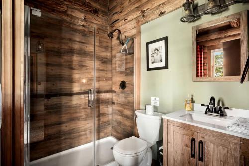 Paw PawStunning Secluded Log Cabin with River Access in Paw Paw, Maryland的带淋浴、马桶和水槽的浴室