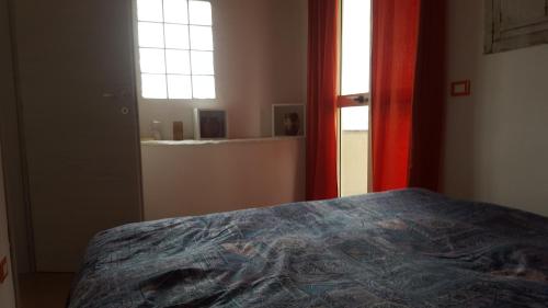 Schlafzimmer mit einem Bett und einem Fenster in der Unterkunft Dantes Home in Catania