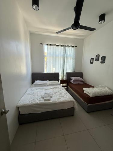 Ένα ή περισσότερα κρεβάτια σε δωμάτιο στο AYAAN Tulip Golden Hills Home Near Night Market Free Parking