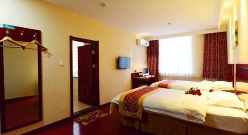 Ένα ή περισσότερα κρεβάτια σε δωμάτιο στο GreenTree Inn Shandong Yantai Penglai Pavilion Bus station Express Hotel