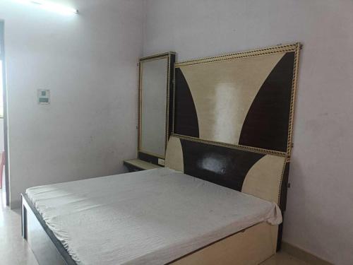 Postel nebo postele na pokoji v ubytování Hotel O Lord Krishna