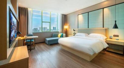 Postel nebo postele na pokoji v ubytování Echarm Hotel Yangjiang Baili Plaza