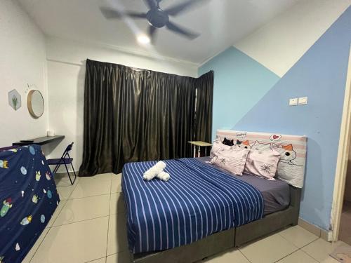 a bedroom with a bed with a ceiling fan at ARC Austin hill 2BEDROOM 2BATHROOM HOST by Wendy in Johor Bahru