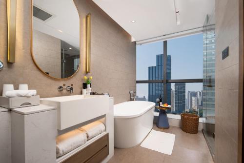 un bagno con lavandino, water e finestra di Changsha Feiji Hotel a Changsha