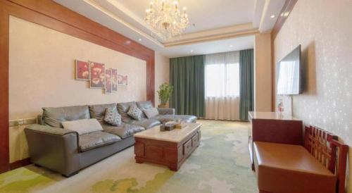 a living room with a couch and a table at Shenzhen Kai Long International Hotel in Shenzhen
