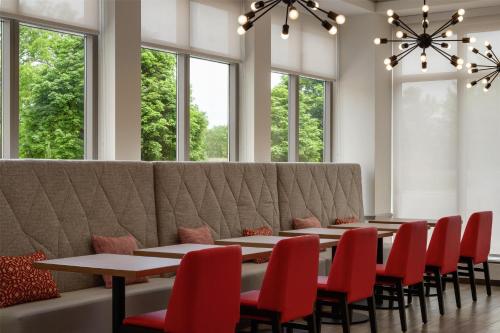 Гостиная зона в Hilton Garden Inn Cleveland Airport