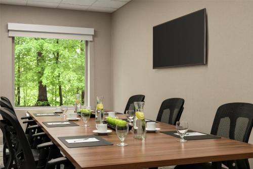 Бизнес-центр и/или конференц-зал в Hilton Garden Inn Cleveland Airport