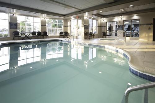 a large swimming pool in a hotel lobby at Hilton Garden Inn Fayetteville/Fort Bragg in Fayetteville