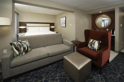 Гостиная зона в Hilton Garden Inn Fayetteville/Fort Bragg