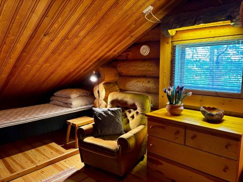Postel nebo postele na pokoji v ubytování Ruska 2, Ylläs, Äkäslompolo, Lapland - Log Cabin with Lake and Fell Scenery