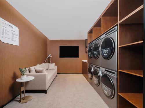 a living room with a couch and three washers at Hilton Garden Inn Taiyuan Jiefang Road in Taiyuan