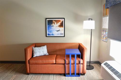 an orange couch with a blue table in a room at Hampton Inn Cabot in Cabot