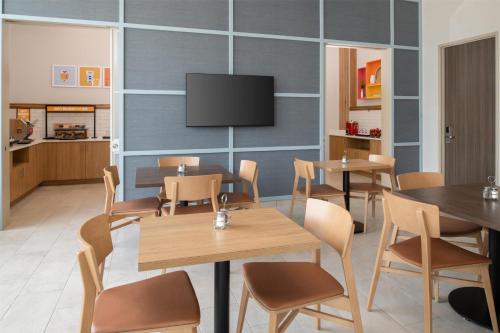 Телевизор и/или развлекательный центр в Hampton Inn by Hilton North Hollywood