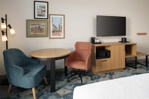 Телевизор и/или развлекательный центр в Hampton Inn by Hilton North Hollywood