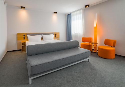 Postel nebo postele na pokoji v ubytování Spark by Hilton Wuppertal City Centre