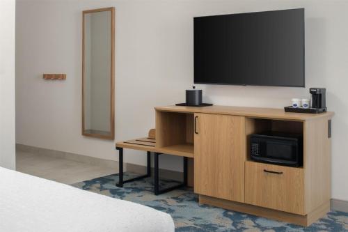 Телевизор и/или развлекательный центр в Hampton Inn by Hilton North Hollywood