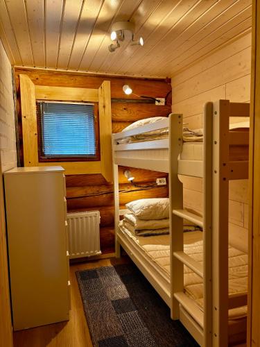 Cama o camas de una habitación en Ruska 2, Ylläs, Äkäslompolo, Lapland - Log Cabin with Lake and Fell Scenery