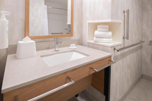Ванная комната в Hampton Inn by Hilton North Hollywood