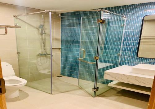 a bathroom with a glass shower and a toilet at Thành phố Flamingo Hải Tiến City Ibiza Resort Biển 5 Sao KS 21 tang -SeaNest 609 in Thanh Hóa