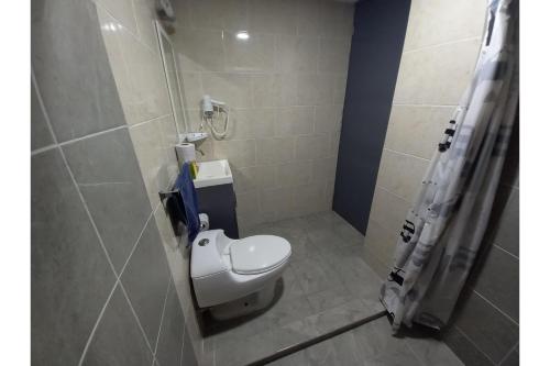 Bilik mandi di Capital O Tu Estancia