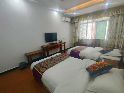 Postel nebo postele na pokoji v ubytování Dameng Hotel, Furong Town