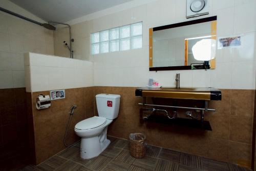 a bathroom with a toilet and a sink at Gita's House in Chiang Rai
