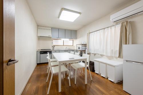 A 10-minute walk from Ikebukuro Station Direct service to Shinjuku Station and Tokyo Station 池袋1丁目