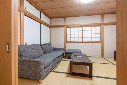 A 10-minute walk from Ikebukuro Station Direct service to Shinjuku Station and Tokyo Station 池袋1丁目