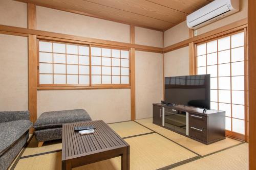 A 10-minute walk from Ikebukuro Station Direct service to Shinjuku Station and Tokyo Station 池袋1丁目
