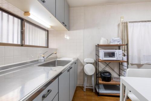 A 10-minute walk from Ikebukuro Station Direct service to Shinjuku Station and Tokyo Station 池袋1丁目