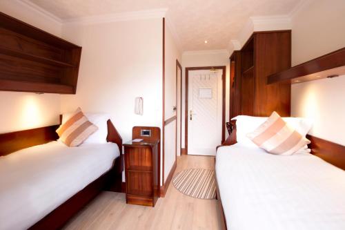 una camera d'albergo con due letti e un corridoio di The Lodge @ Harvey's Point a Donegal