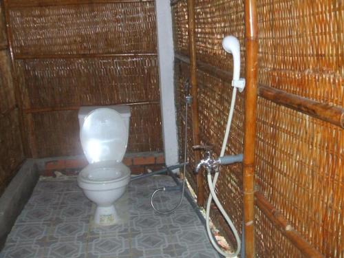 - une salle de bains avec toilettes dans une cabine dans l'établissement My Hoa Mekong Homestay, à Vĩnh Long
