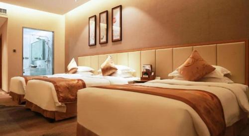 a hotel room with two beds in a room at Fliport Garden Hotel Nanjing in Nanjing
