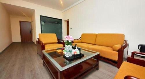 a living room with a couch and a coffee table at Lijiang Liwang Hotel in Lijiang