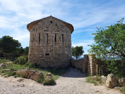 an old stone building on a dirt road at Rev'Hotel in Port Leucate