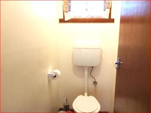 a bathroom with a white toilet in a room at Charming Three-Bedroom Holiday Home Near Tourist Attractions in Werribee