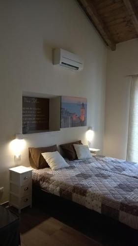 1 dormitorio con 1 cama grande y 2 luces encendidas en Il Porto dei Sognatori, en La Spezia