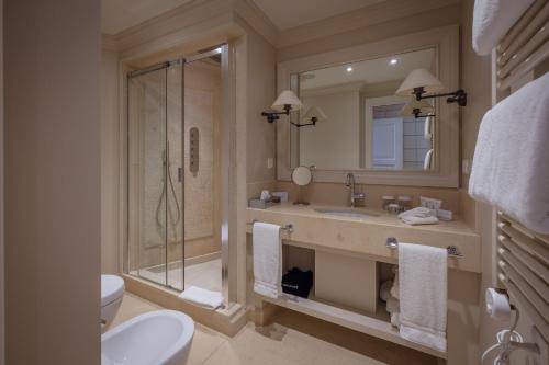 Ein Badezimmer in der Unterkunft Resort Collina d'Oro - Hotel, Residence & Spa