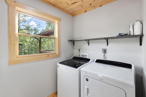 Η κουζίνα ή μικρή κουζίνα στο Whiskey Woods - Newly built cabin with fireplace wifi and more