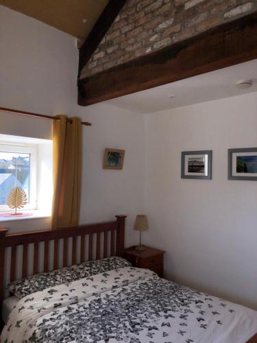 una camera da letto con un letto e una finestra di Town center duplex with lift a Clonakilty