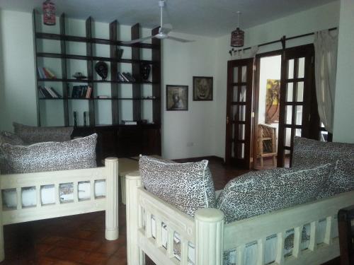 Habitación con 2 camas en una habitación con puerta en Kilimandogo Residence en Malindi