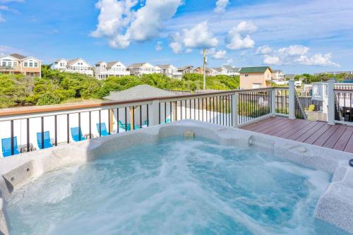 un jacuzzi en el balcón de una casa en 6065 - Making Memories, en Nags Head