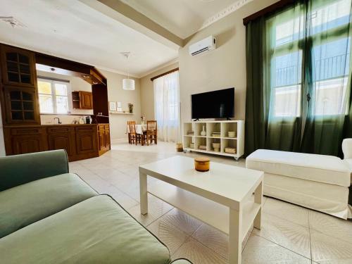 ein Wohnzimmer mit Sofa und Tisch in der Unterkunft Vintage Home Kalamata - Your comfy choice in Kalamata