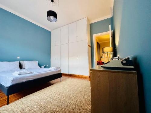 ein Schlafzimmer mit einem Bett und einem Telefon. in der Unterkunft Vintage Home Kalamata - Your comfy choice in Kalamata