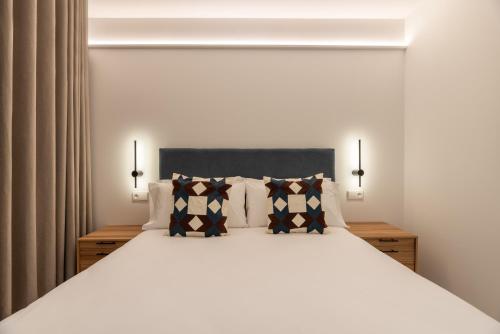 a bedroom with a large white bed with pillows at Loft América 41 B in Melide
