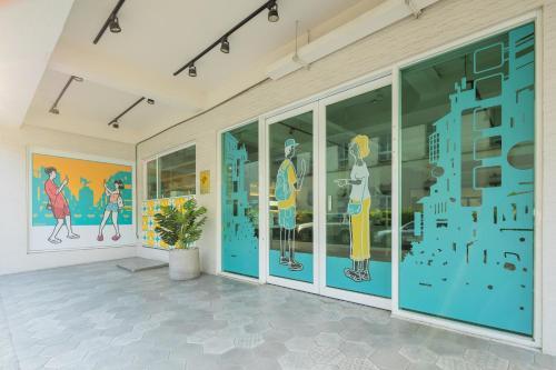 uma fachada de loja com portas de vidro com arte em Meant to Be em Chiayi City