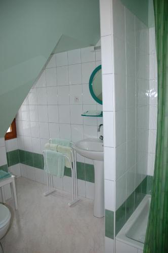 LézardrieuxにあるGîte de Kervoasのバスルーム(洗面台、鏡付)