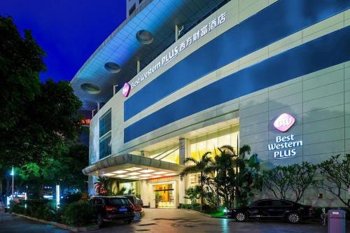 a best western plus building with cars parked in a parking lot at Best Western Plus Fuzhou Fortune Hotel in Fuzhou