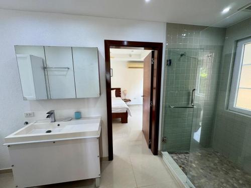 Bilik mandi di Siam Royal View Beachfront Villa by PSR