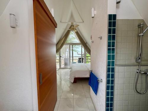 Bilik mandi di Siam Royal View Beachfront Villa by PSR